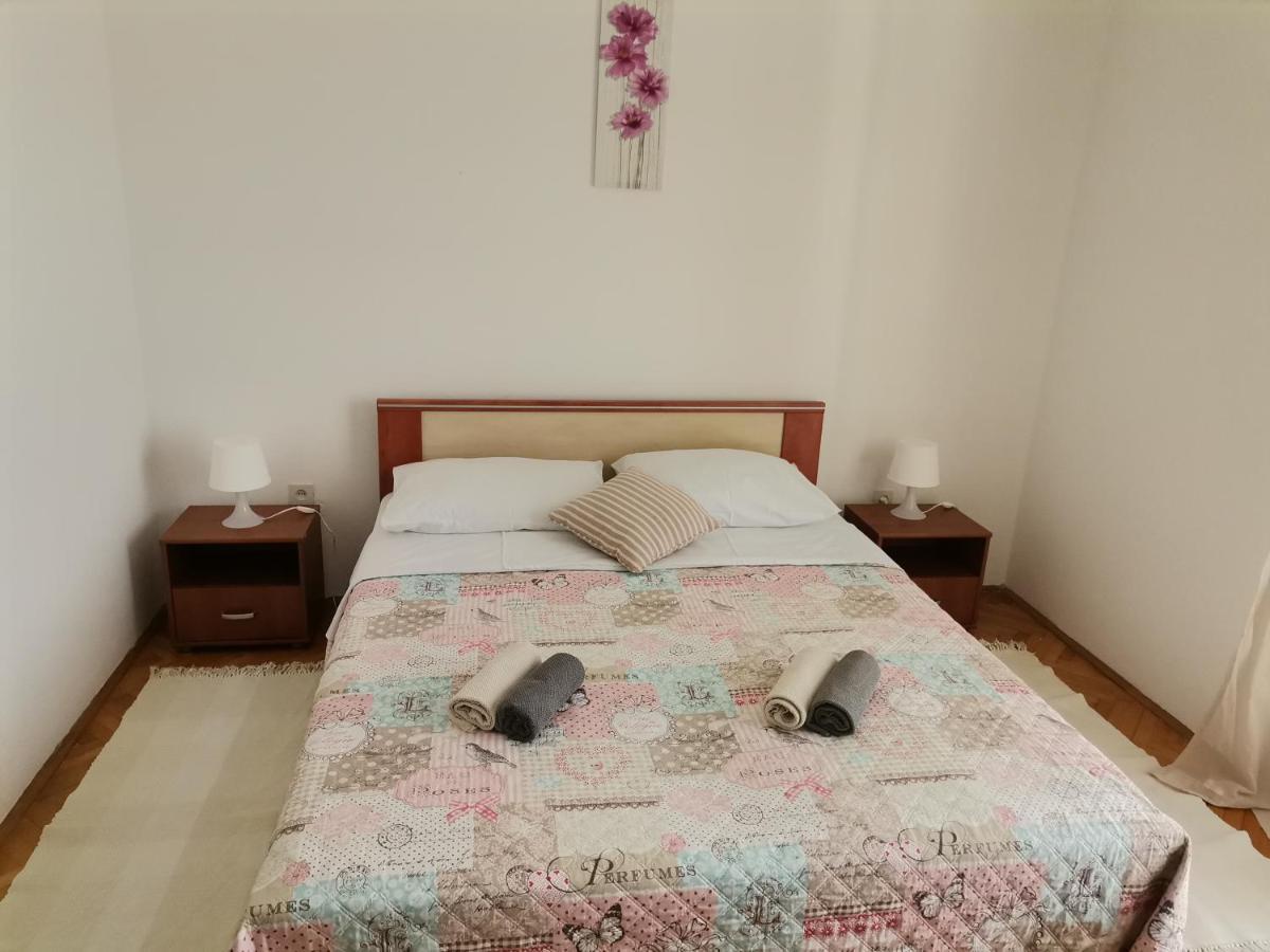 Apartments And Rooms Batos Zavala Ngoại thất bức ảnh